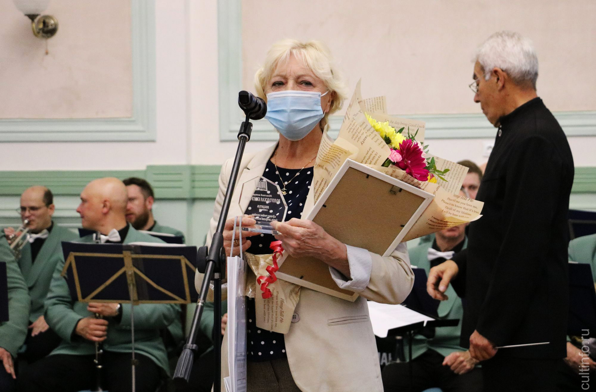 Валентина Красильникова получила награду за своего сына Романа Красильникова